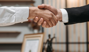 Umowa na własną rękę czy z prawnikiem? O czym powinieneś pamiętać, zanim podpiszesz ważny dokument