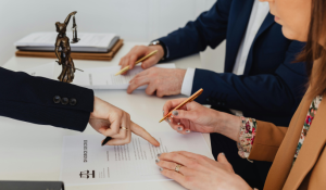 Rozwód z klasą: Jak poradzić sobie z podziałem majątku i chronić swój spokój